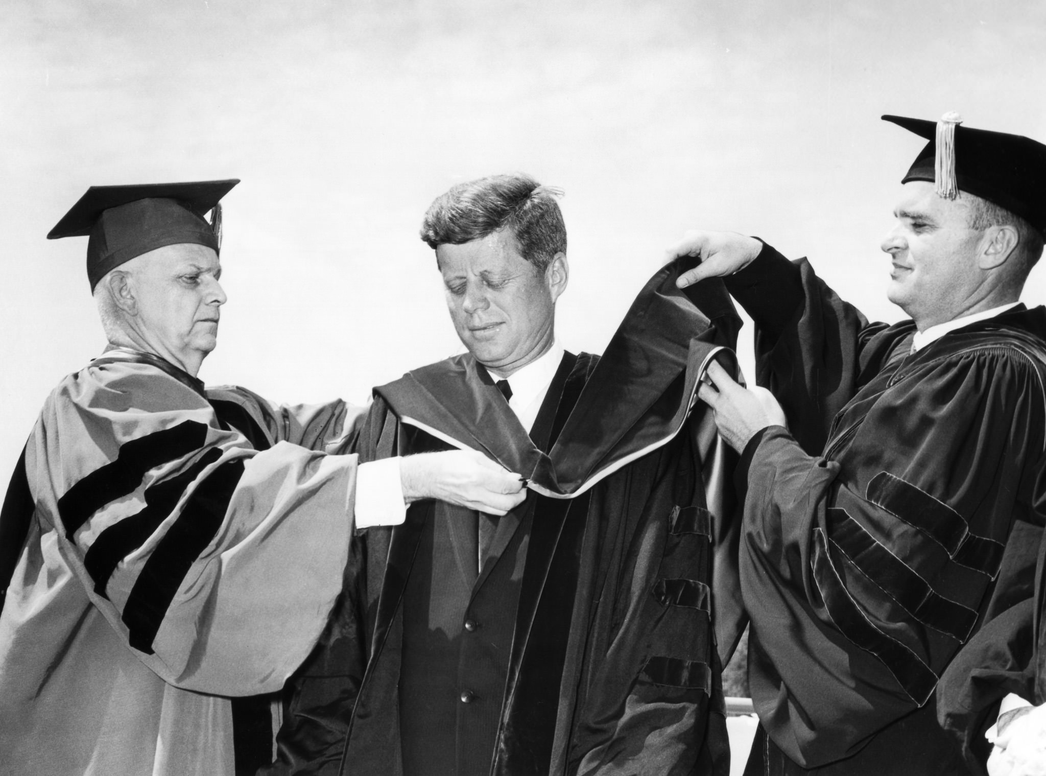 PRESIDENT JOHN F KENNEDY AT AMERICAN UNIVERSITY COMMENCEMENT 8X10 PHOTO BB-081